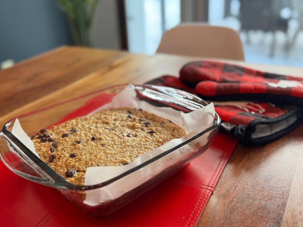 Gruau au four avec banane, chocolat et graines de chanvre