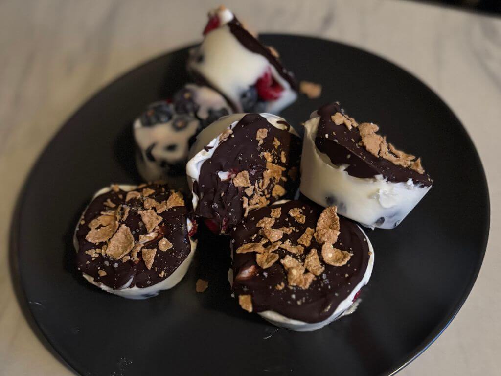 Bouchées glacées aux petits fruits, yogourt grec et chocolat noir