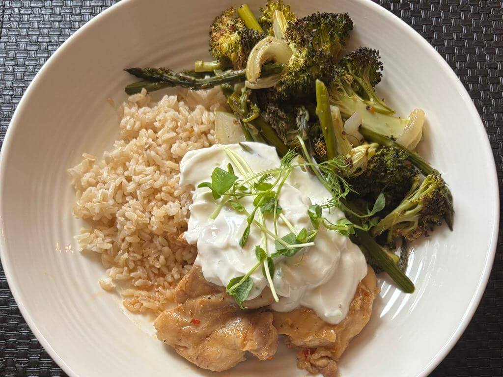 Poulet épicé au miel & sauce crémeuse lime-yogourt