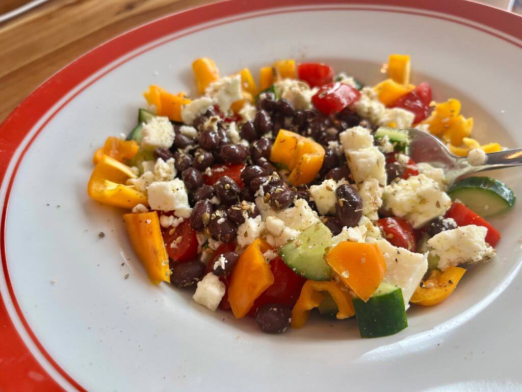 Salade d'haricots noirs, tomates, concombres et féta dans un bol