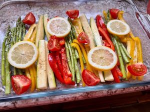 Plat de légumes colorés au four à cuisson lente
