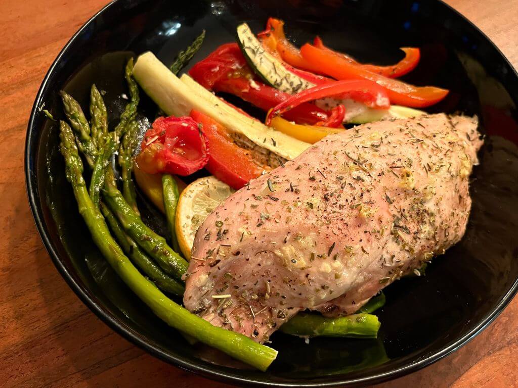 Plat de poulet et légumes colorés au four cuisson lente