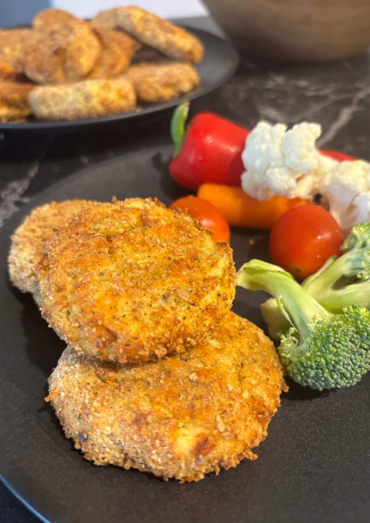 Assiettes de croquettes de poisson faites maison de Delphine