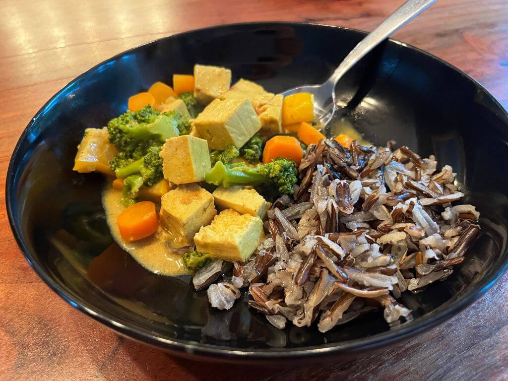 Cari au tofu avec légumes et lait de coco