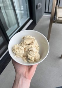 Crème glacée aux noix de cajou et à l’avoine maison sur le patio