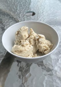 Crème glacée aux noix de cajou et à l’avoine maison dehors