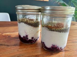 parfait de yogourt aux bleuets préparé à l'avance