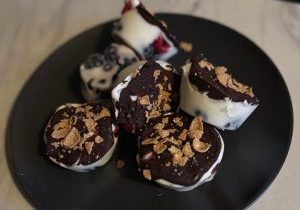 Bouchées glacées aux petits fruits, yogourt grec et chocolat noir