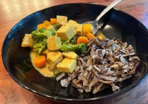 Cari au tofu avec légumes et lait de coco