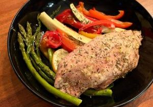 Plat de poulet et légumes colorés au four cuisson lente