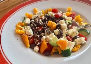 Salade d'haricots noirs, tomates, concombres et féta dans un bol
