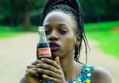Bouteille de coca-cola tenue par une femme
