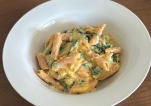 Pâtes de lentilles, sauce crémeuse à la courge et au fromage